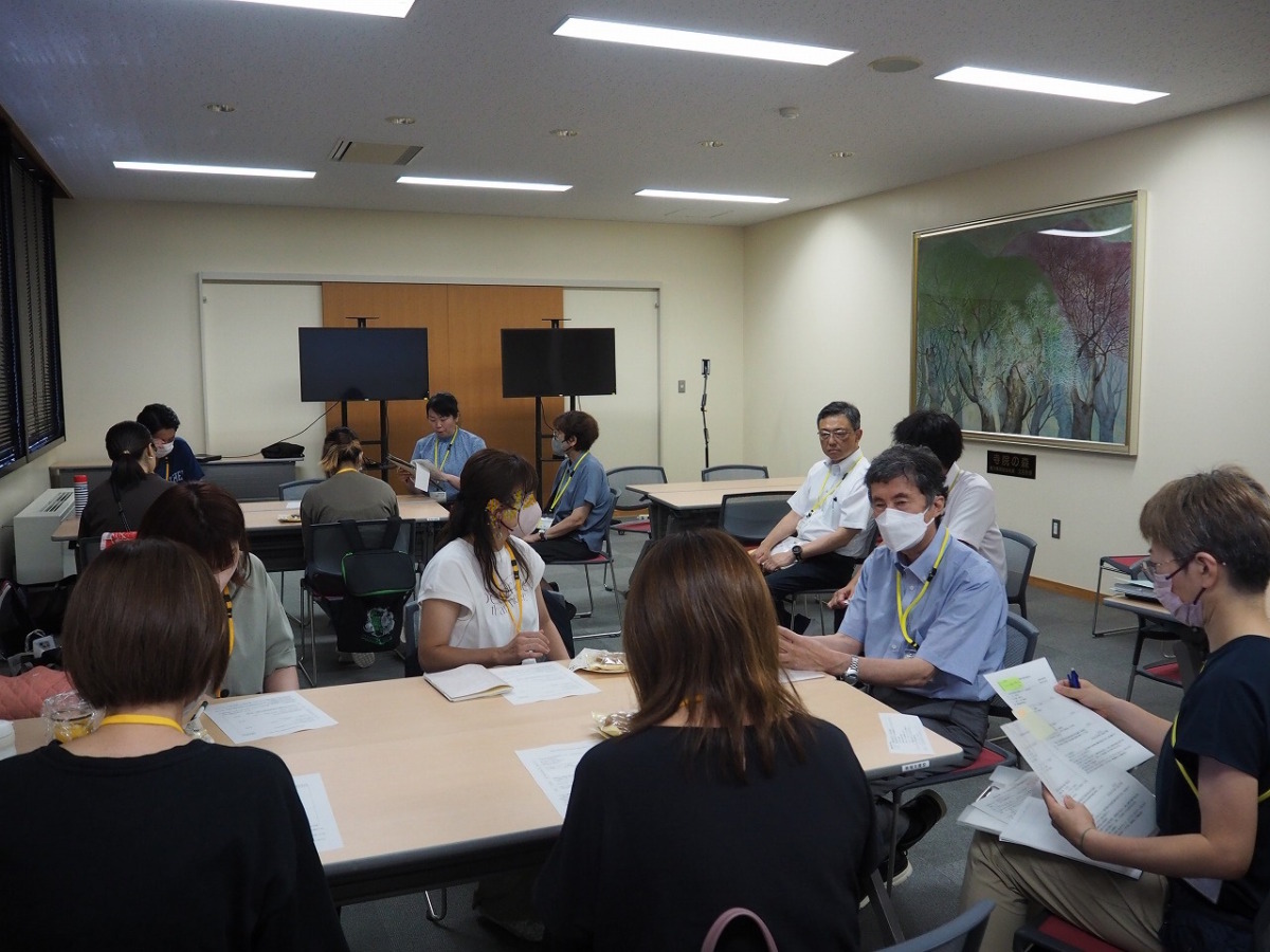写真：情報交換の様子