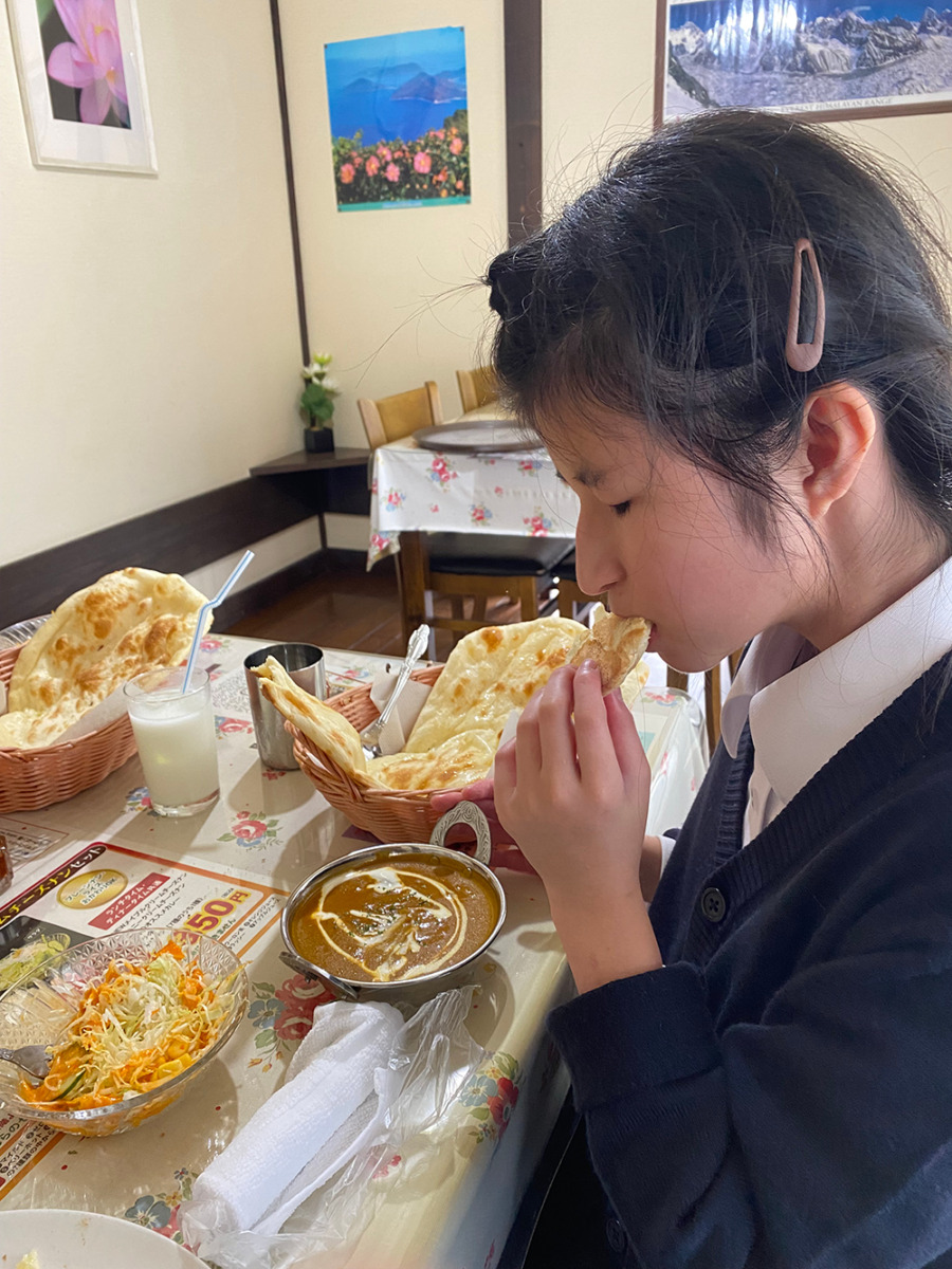 写真：カレーを食べる様子