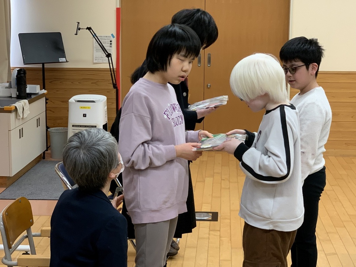 写真：在校生からのプレゼントの様子