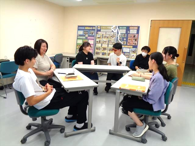 写真：合同で話し合いをする様子