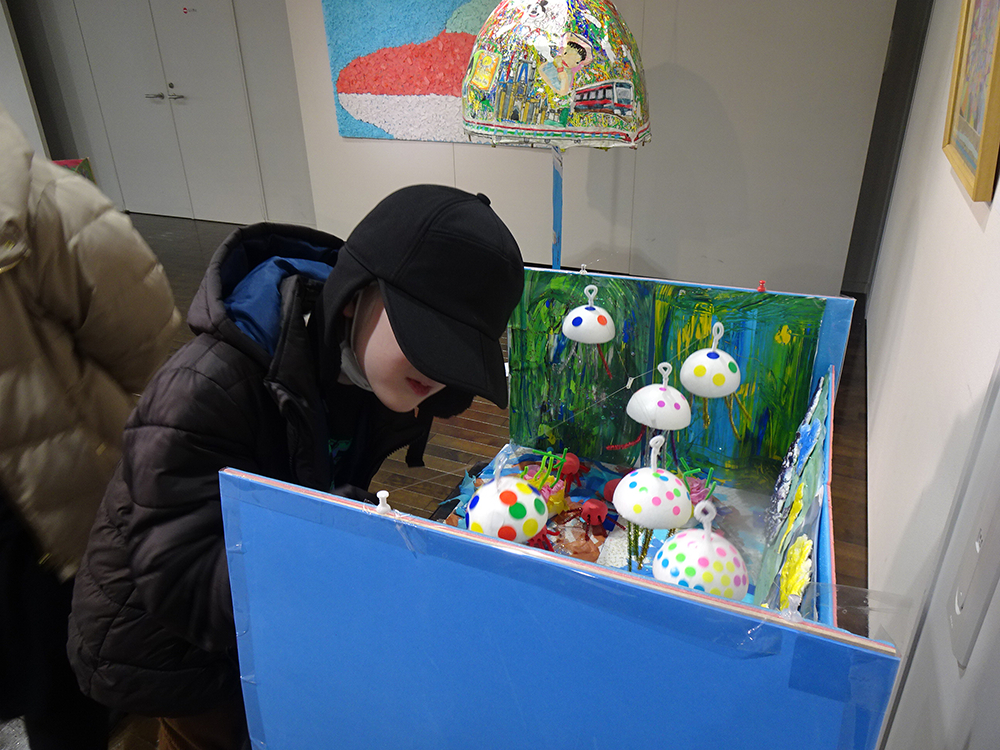 写真:作品鑑賞の様子1