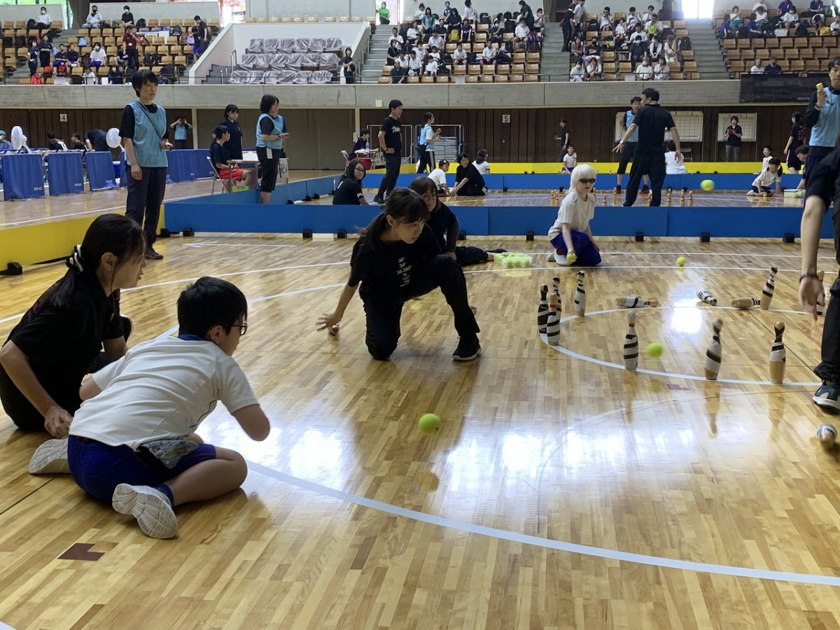 写真：ピン倒しボール競技 試合の様子1