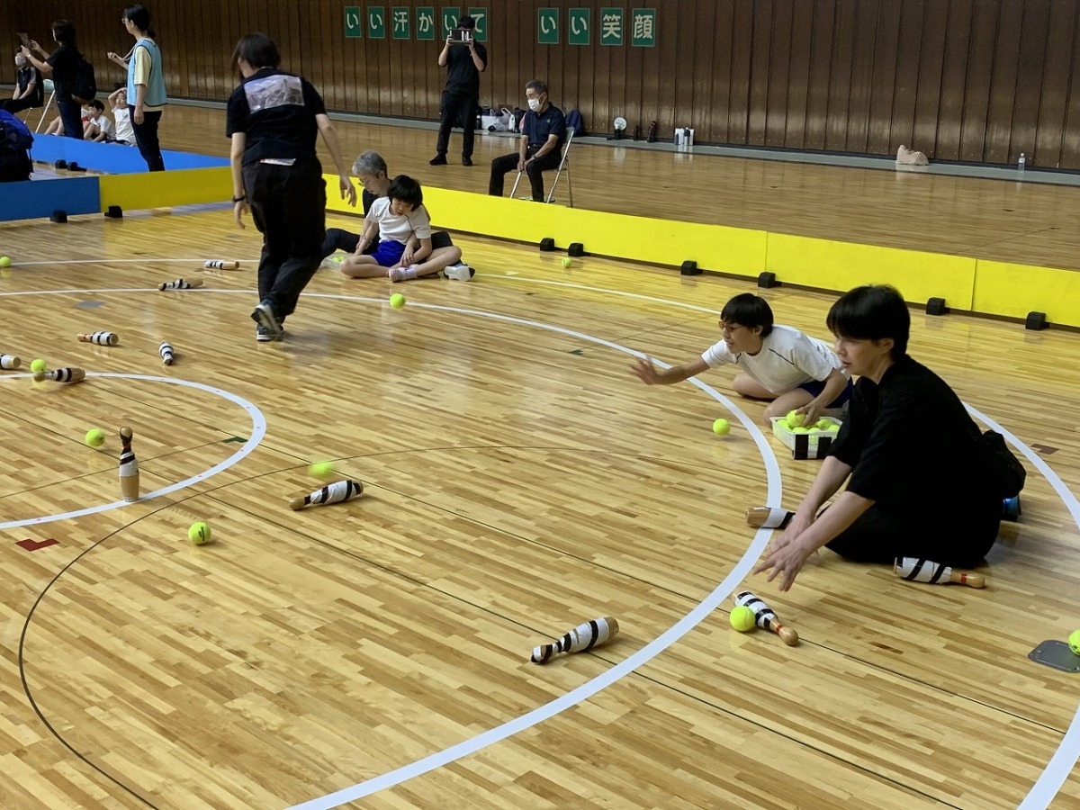 写真：ピン倒しボール競技 試合の様子2
