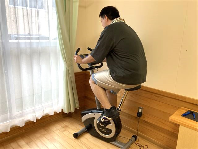 写真：エアロバイクに乗る様子