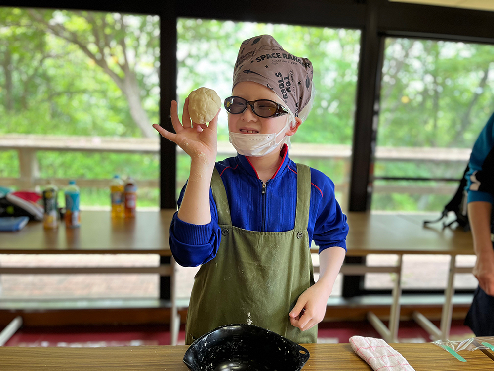 写真：ピザ生地を作る様子