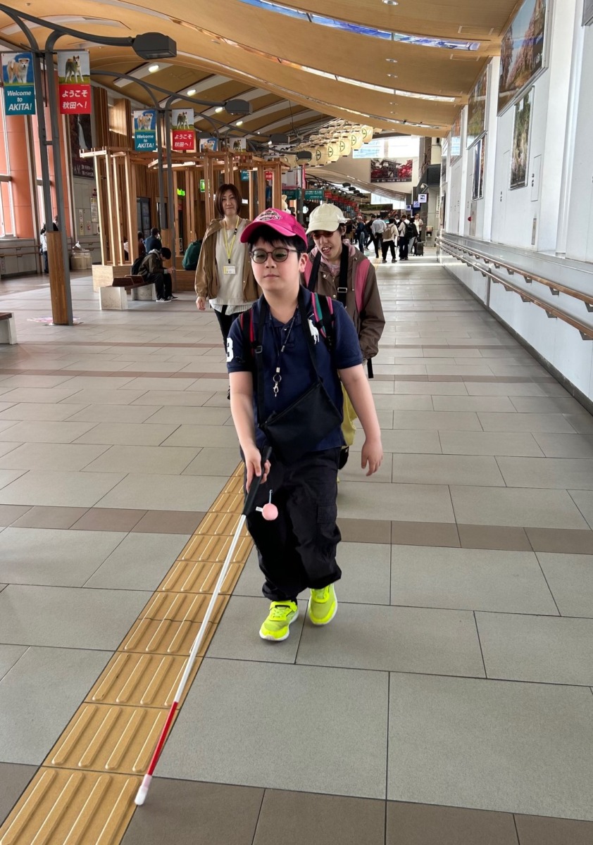 駅構内を点字ブロックを手掛かりに白杖歩行