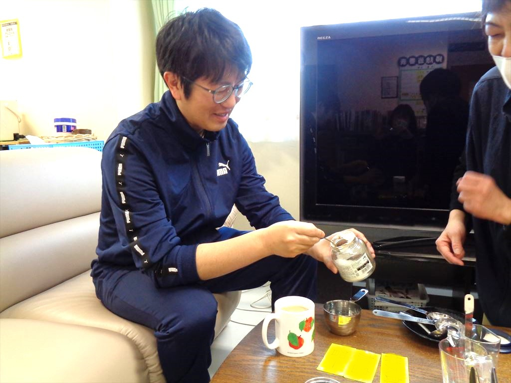 中蓋を活用した「すりきり」を体験中