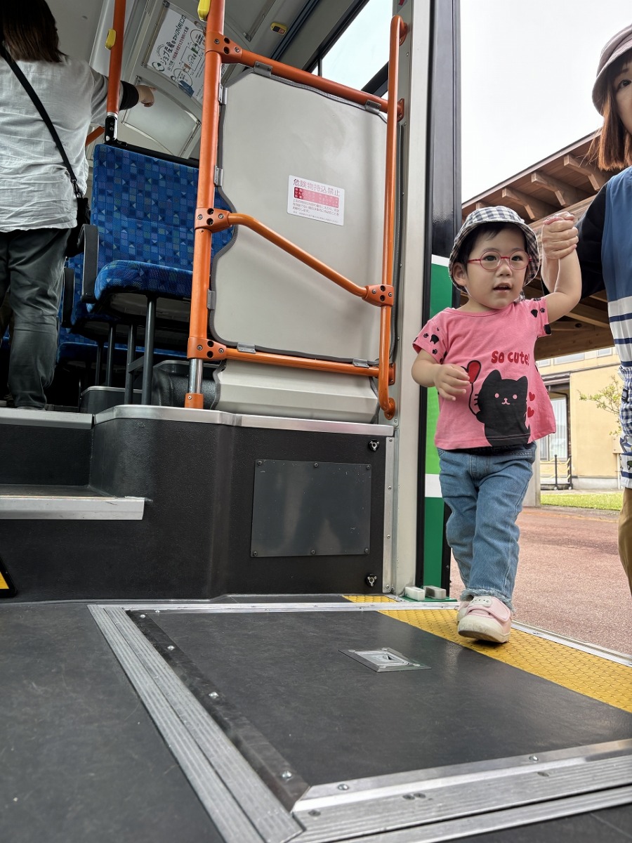 路線バスに興味津々