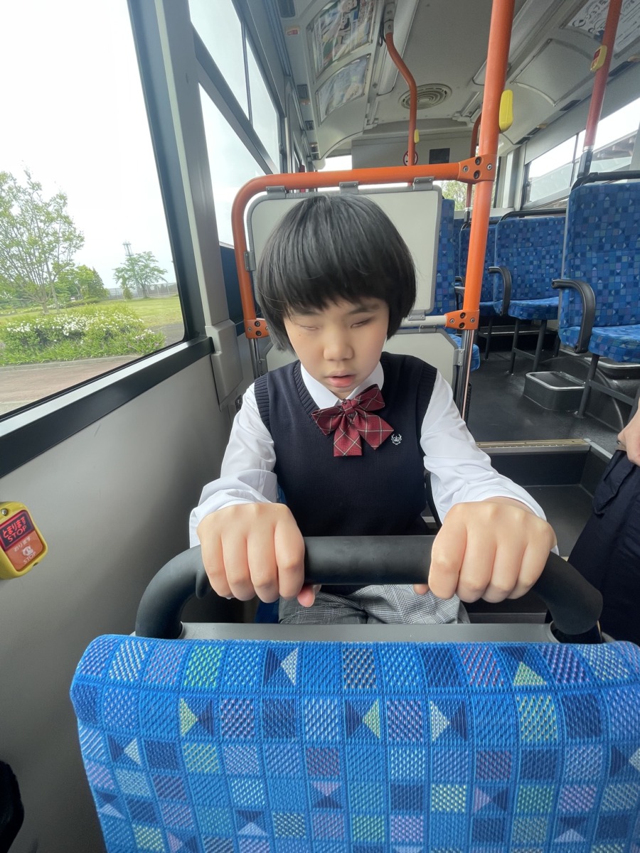 しっかり手すりをつかんで安全に乗車