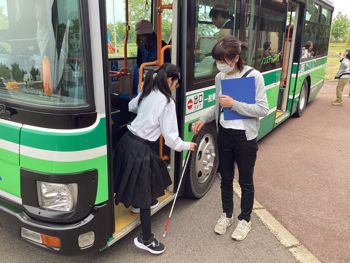 白杖を使って降車時の安全確認