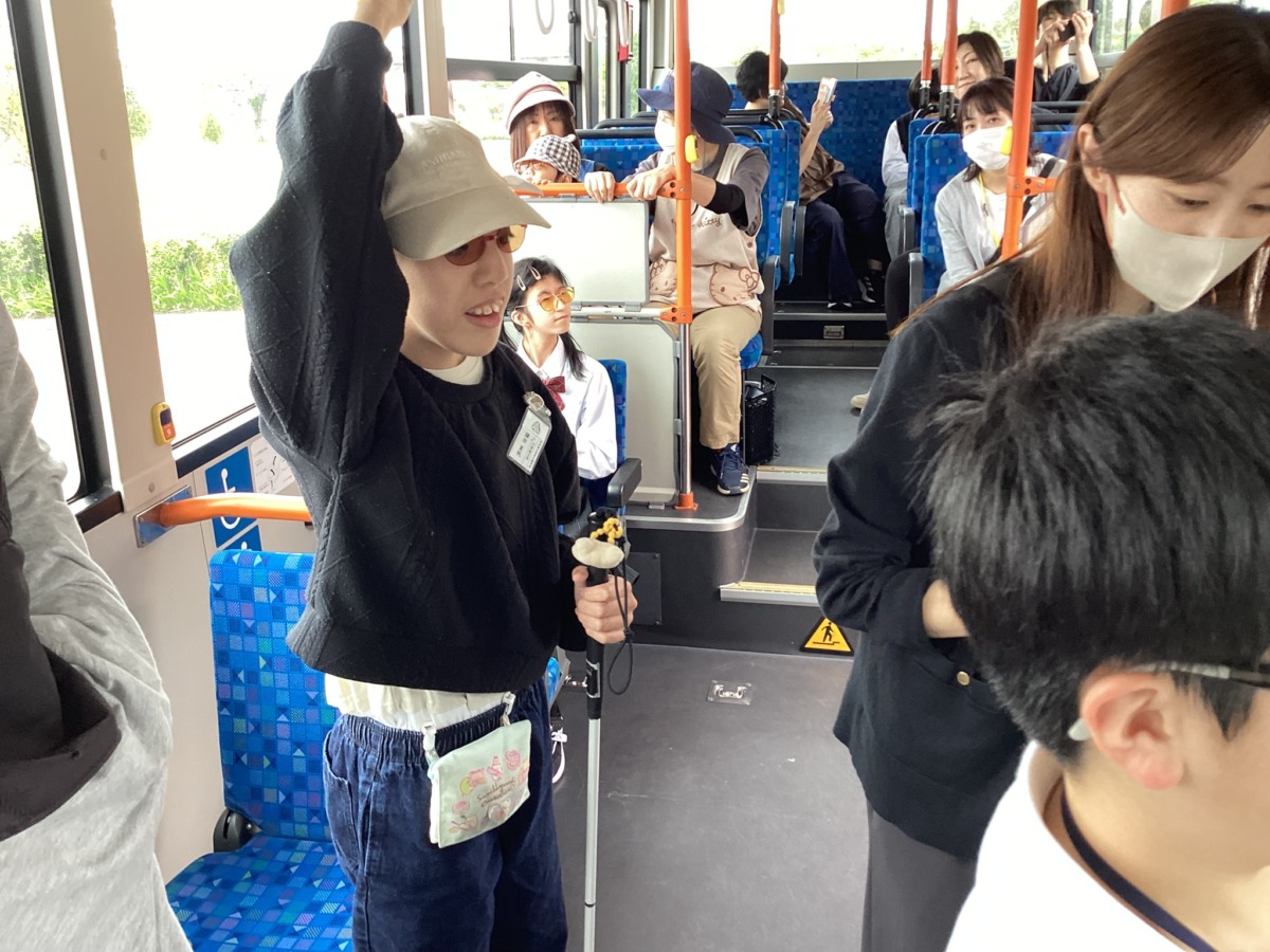 児童・生徒と職員で混雑する車内