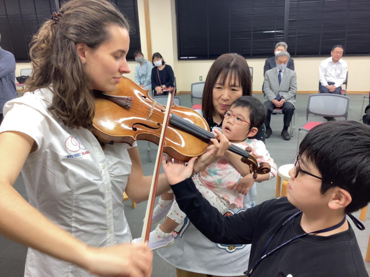 幼稚部のおともだちも一緒に演奏体験