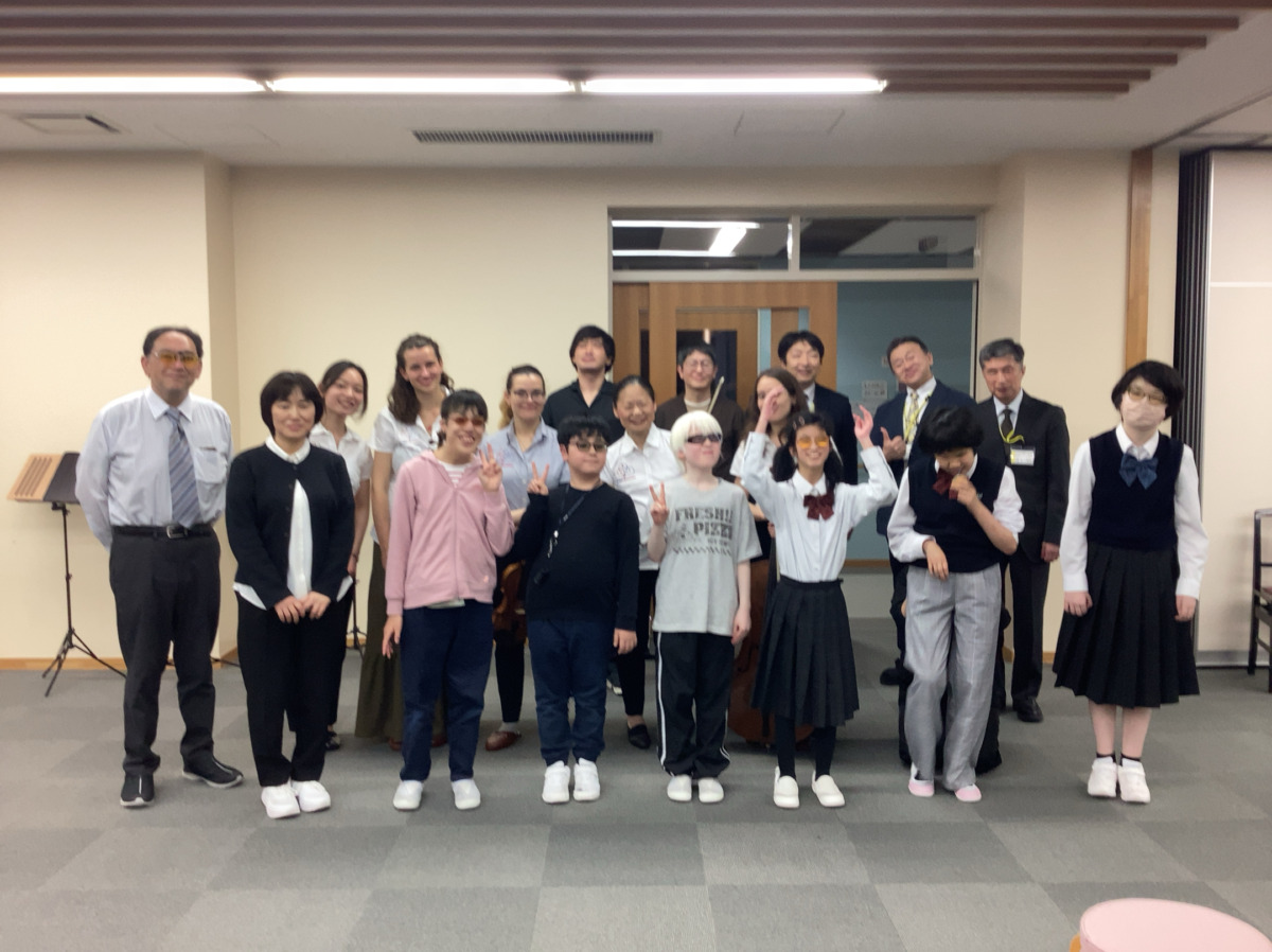 全体で記念写真撮影