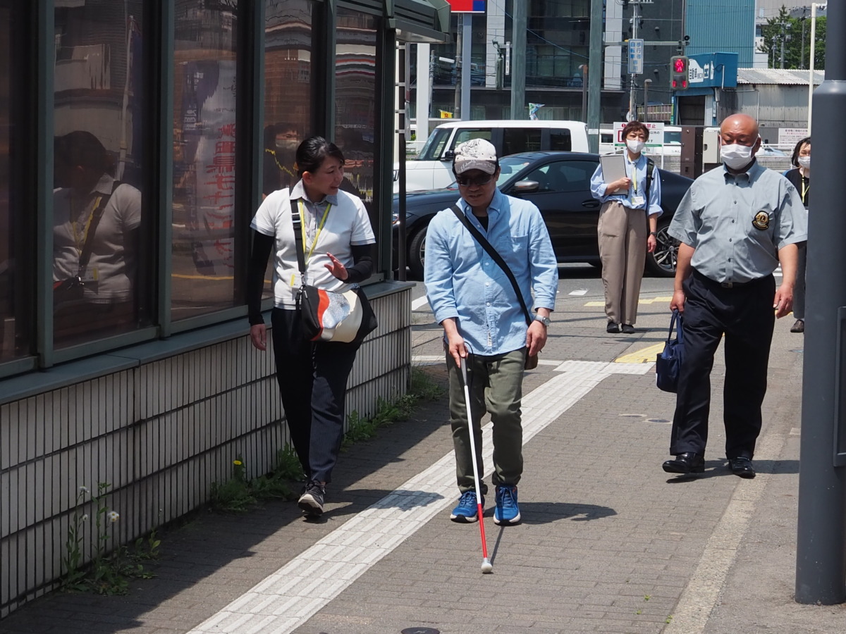 街中を白杖で歩行