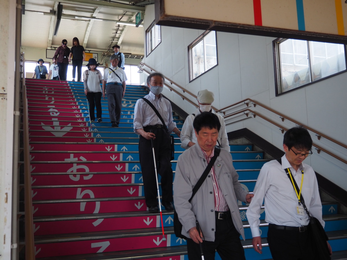 駅構内を白杖で歩行