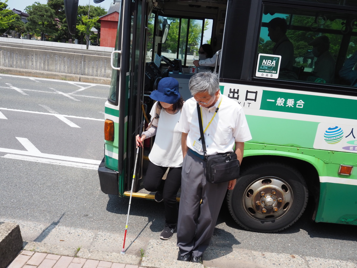 手引きにより路線バスの降車