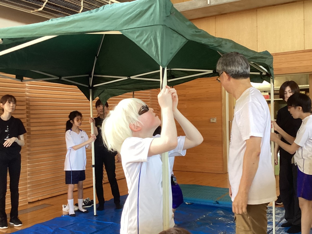 大きなテントを全員で協力して設置