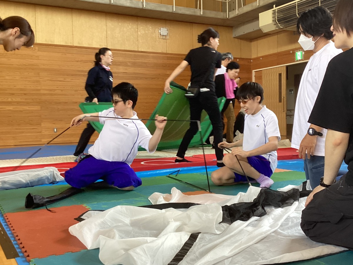 組み立てながら「折り畳み式のテントのポールは白杖を組み立てるのと似ている」という気付きも