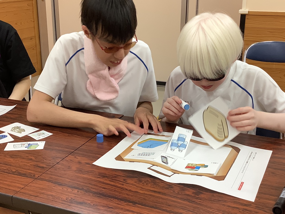 防災クイズにて、避難時に持ち出す物を相談して決定