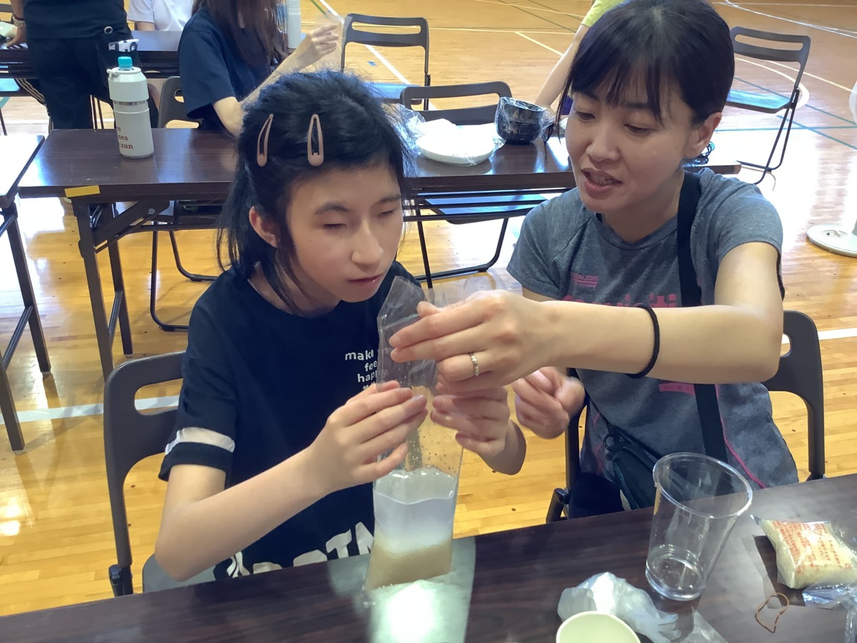 袋を用いた炊飯など、災害時の調理を体験