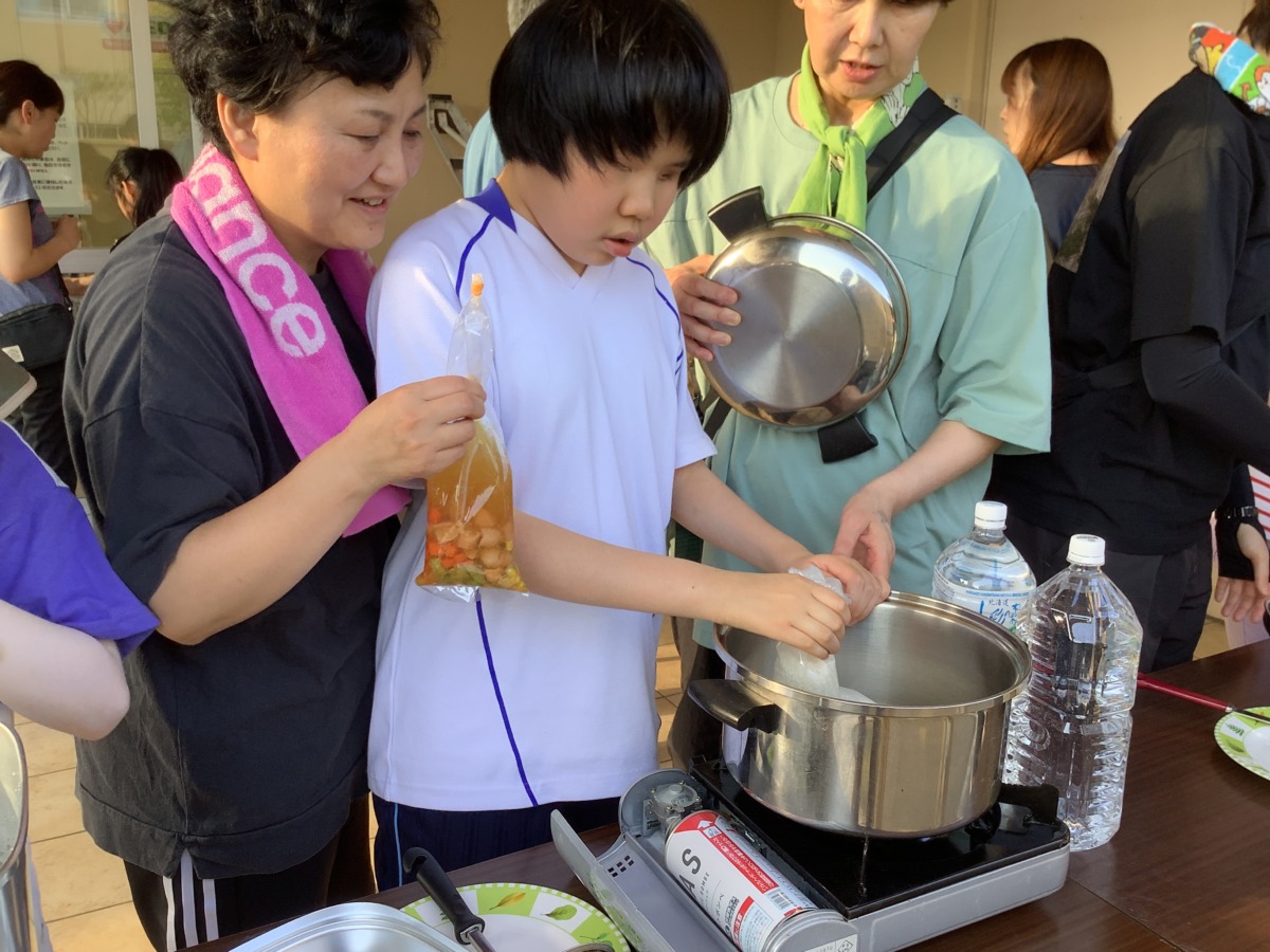 ガスコンロを用いて野外炊飯を実施