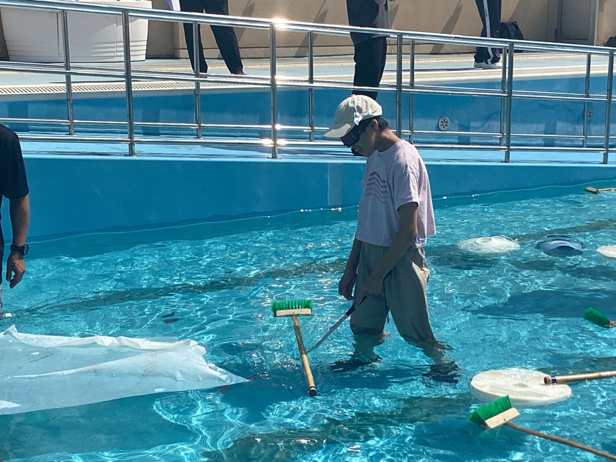 水害体験では白杖を使って、流されてきた障害物を確認しながら歩行