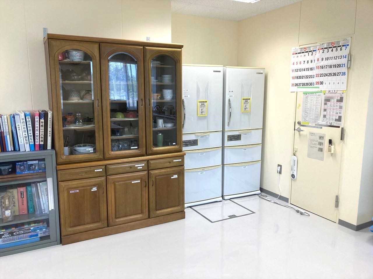 食器棚、冷蔵庫