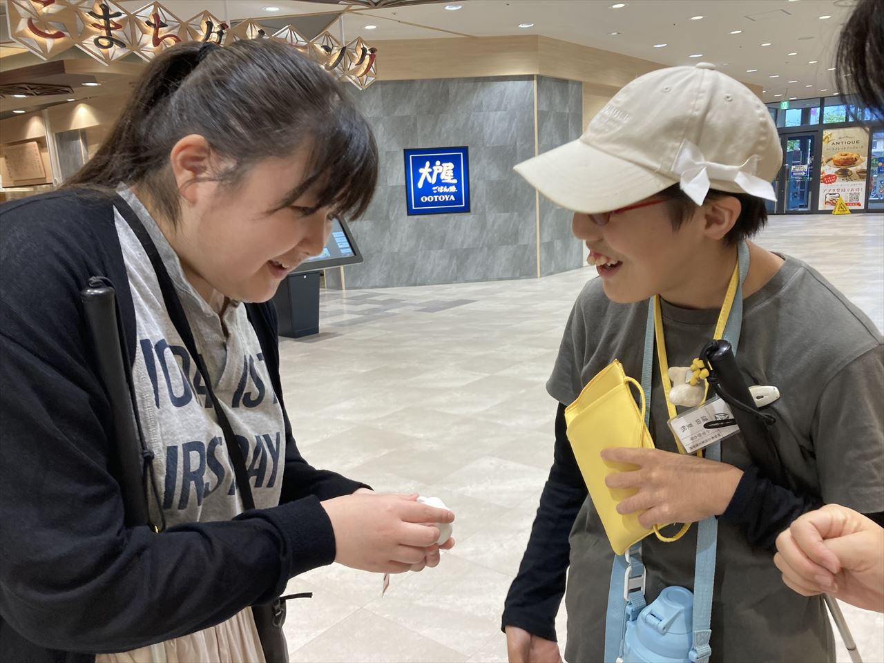 購入した物を、お互いに見せ合い