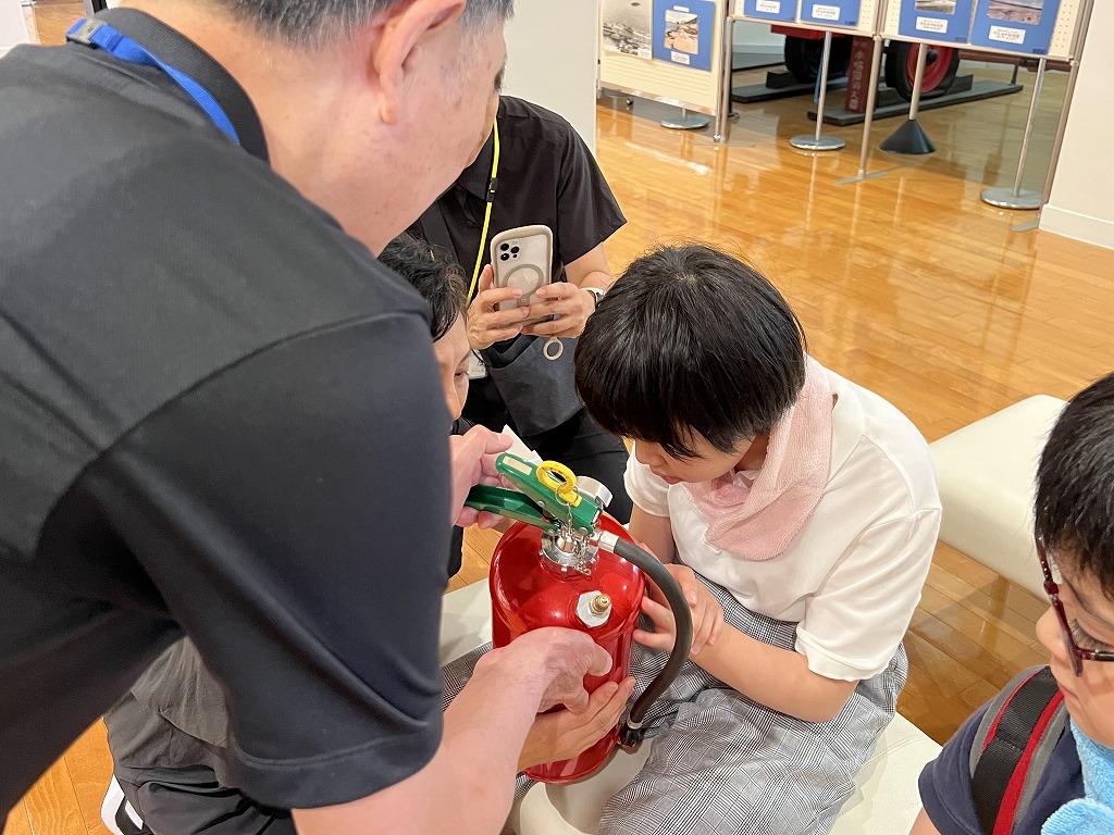普段触れることのない消火器にじっくり触れて