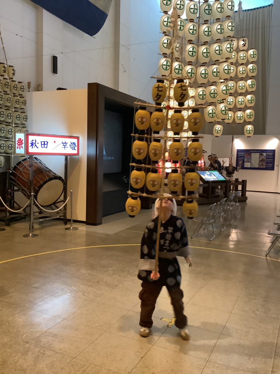 手のひらに乗せて、上手くバランスをとって…