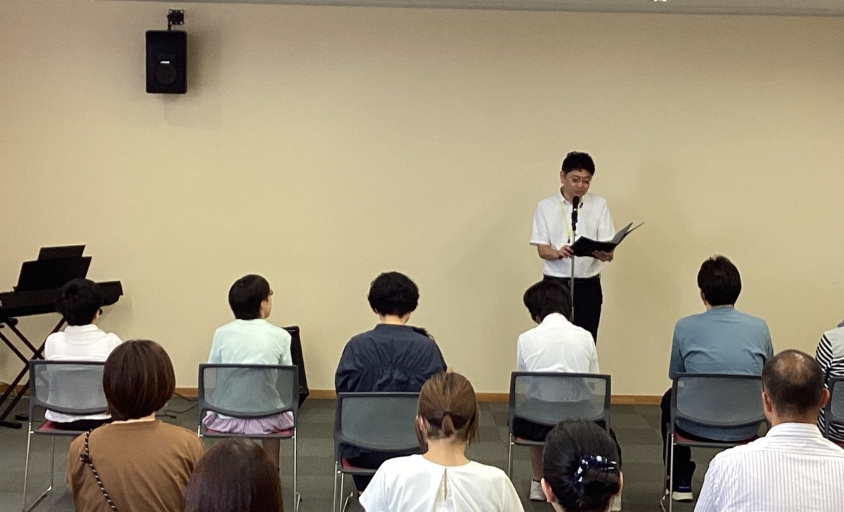 校長先生のお話に児童・生徒、職員ともに熱心に耳を傾けています