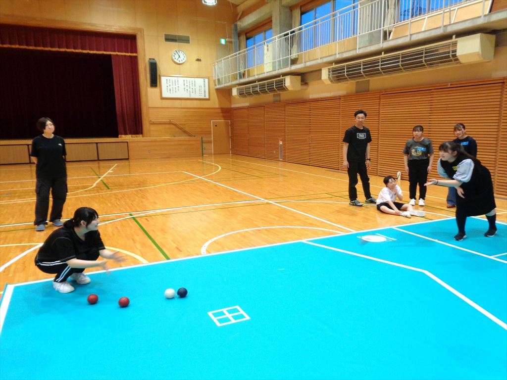 手ばたきの音に向かって投球