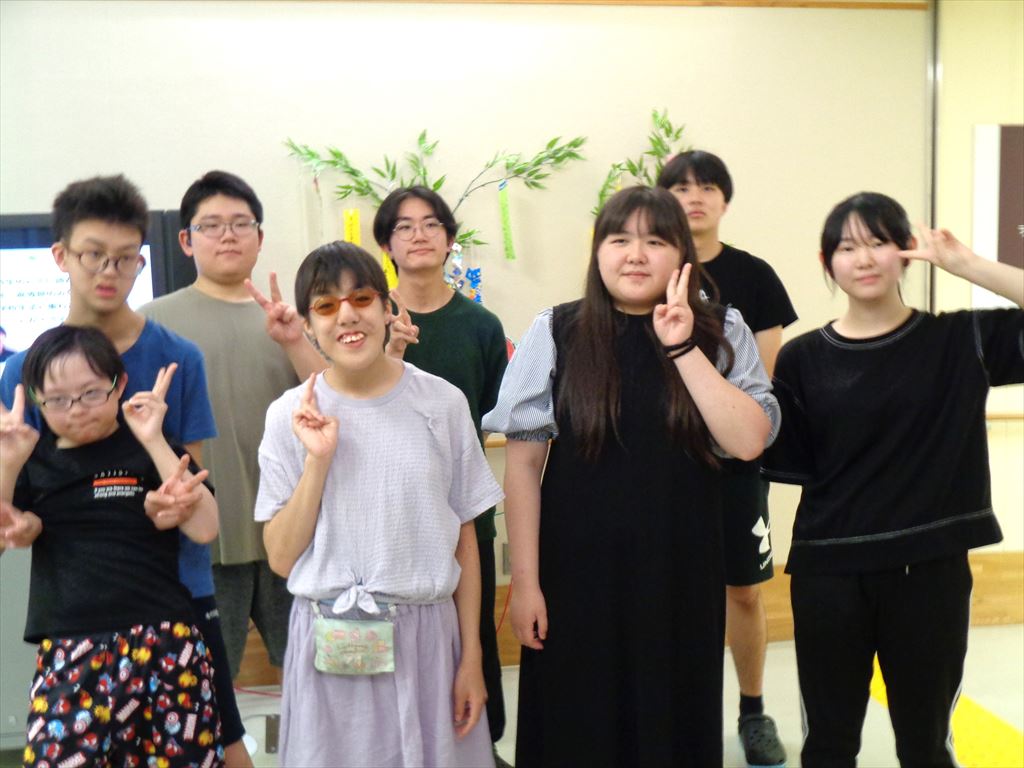 飾った笹の前で集合写真