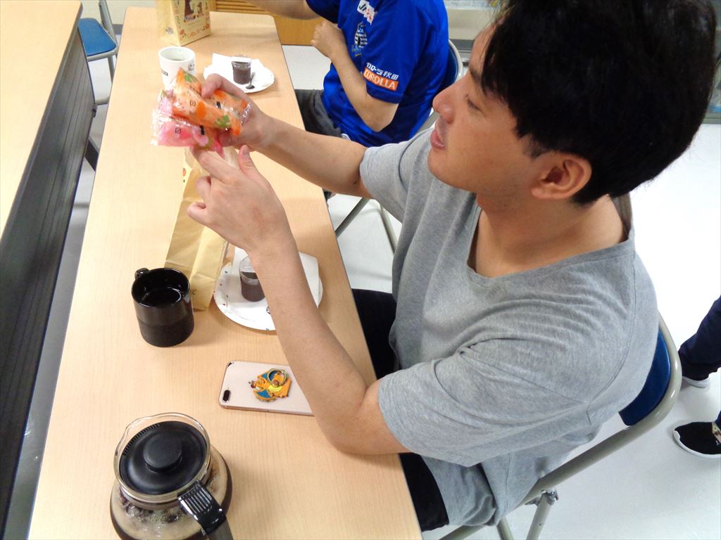 お菓子は水ようかんとおかき