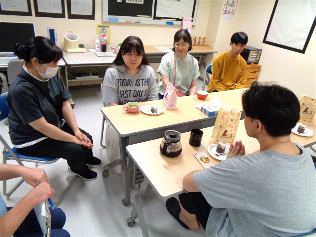 お菓子をいただきながらトークタイム