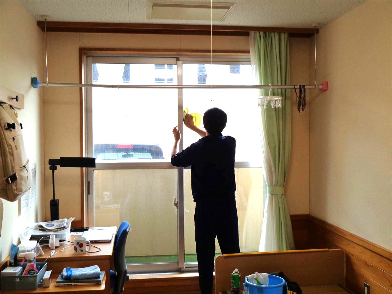 自室の窓拭き