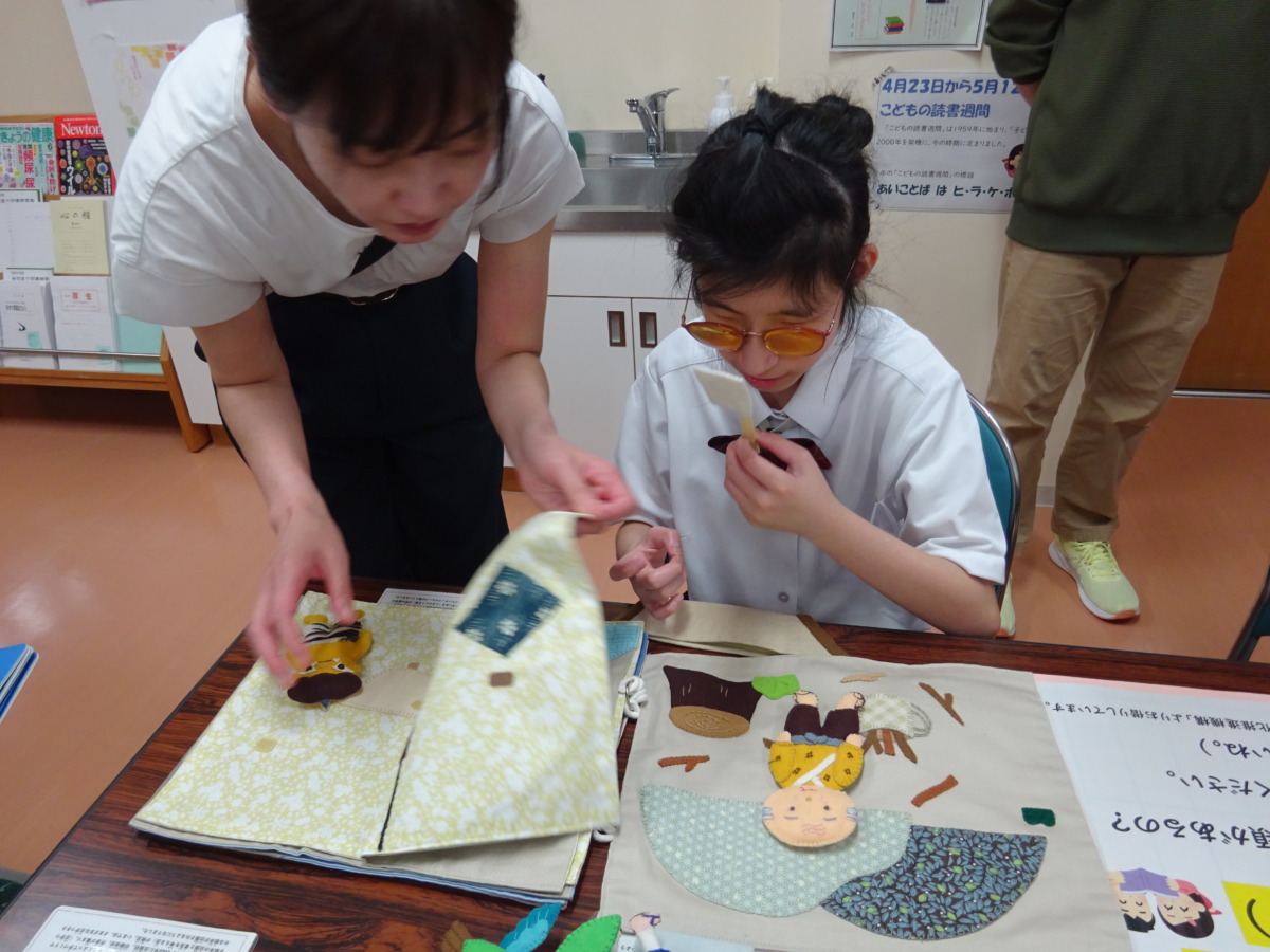 布の絵本「ももたろう」を体験