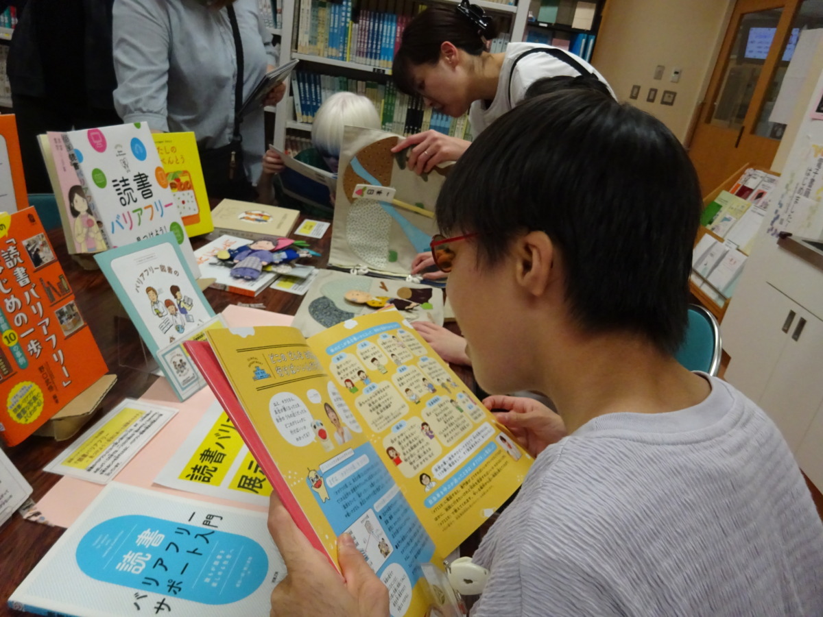 触れる点字付き絵本「ぐりとぐら」を体験
