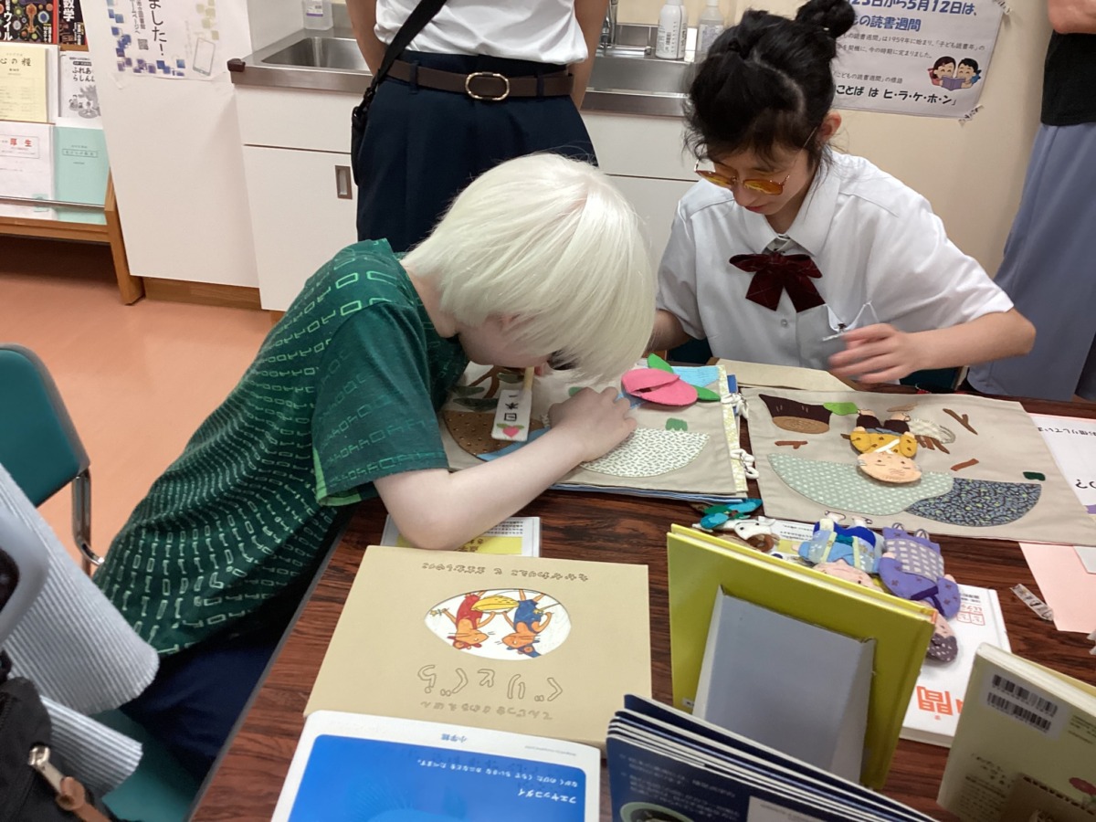 布の絵本「ももたろう」を体験