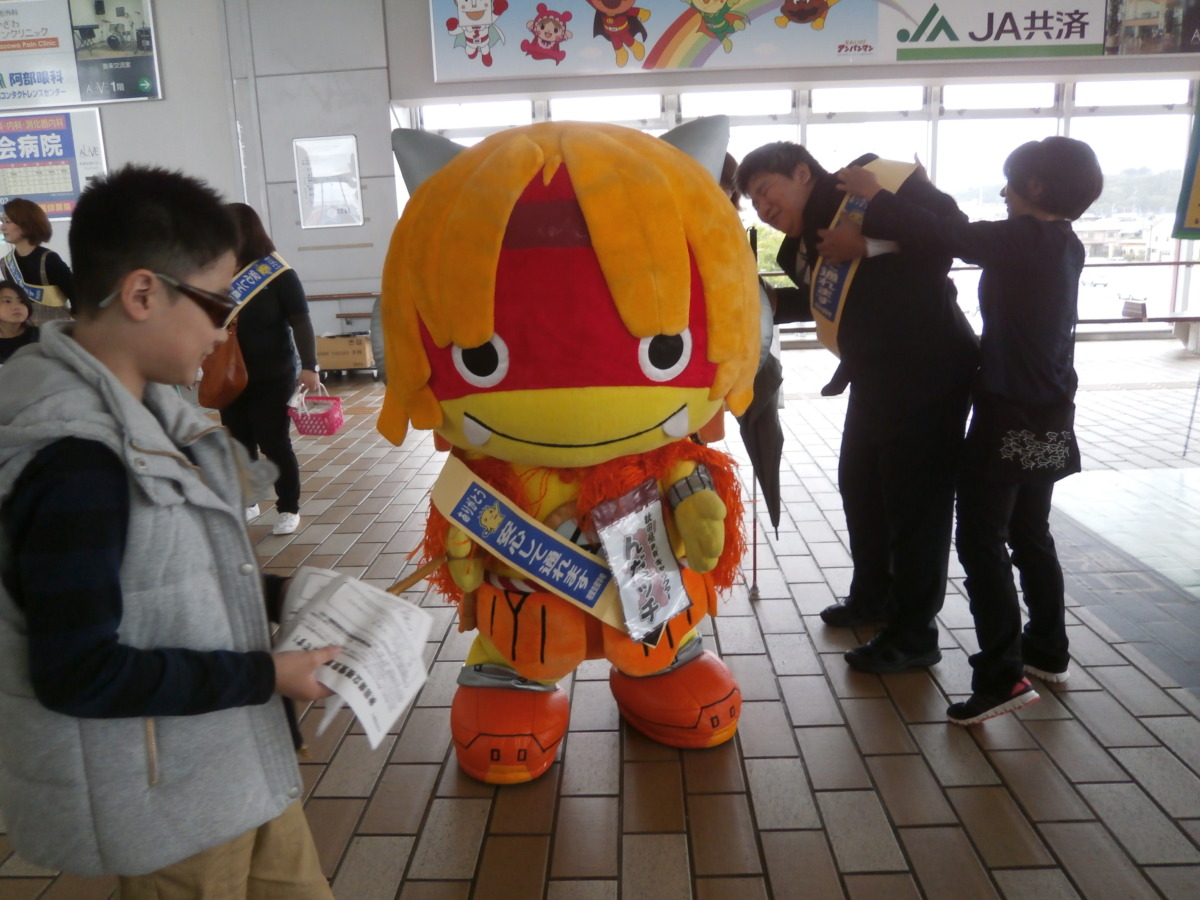 配布のようす：秋田県マスコットキャラクター（んだっち）と一緒に！