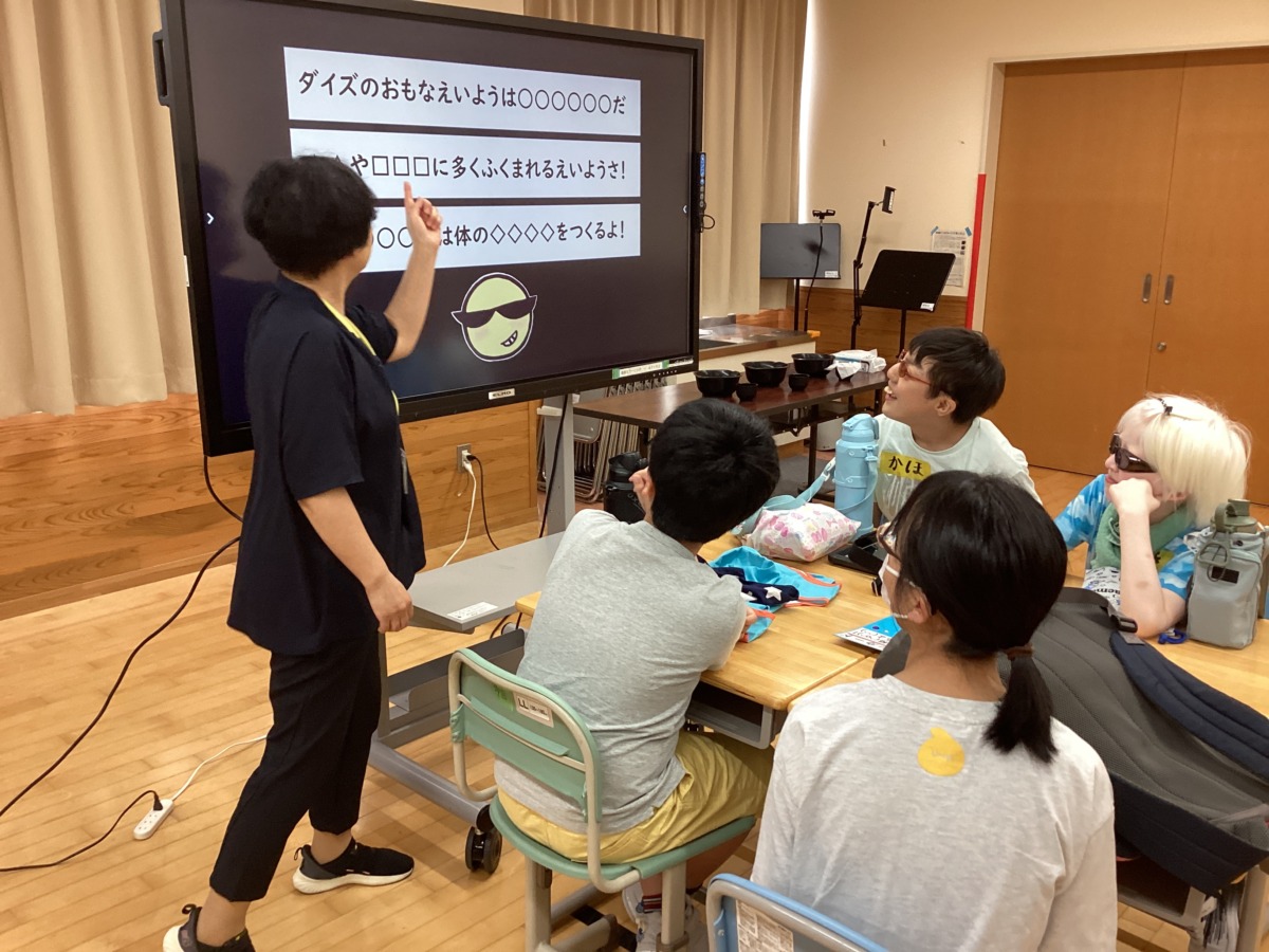 初めに、大豆の栄養価や加工食品について学びました
