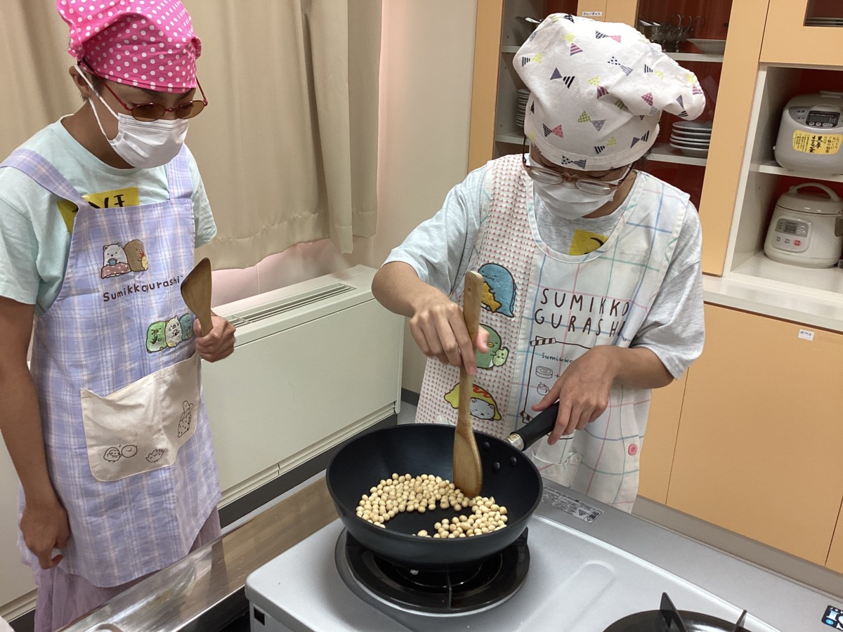 大豆を炒るところからきなこ作りをしました