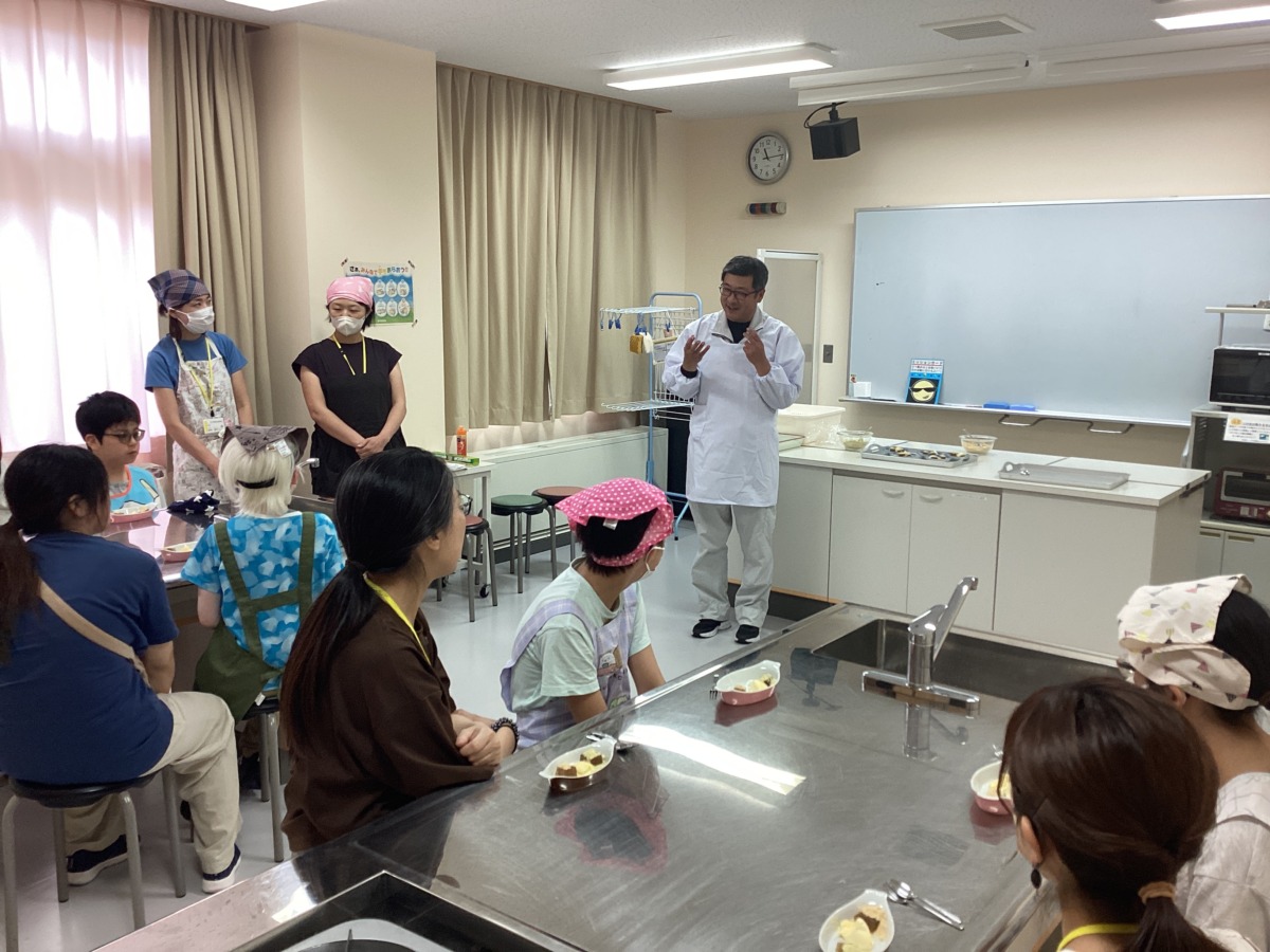 農業科学館の学芸員の方の指導の下で作ったきなこを、わらび餅やアイスにかけていただきました