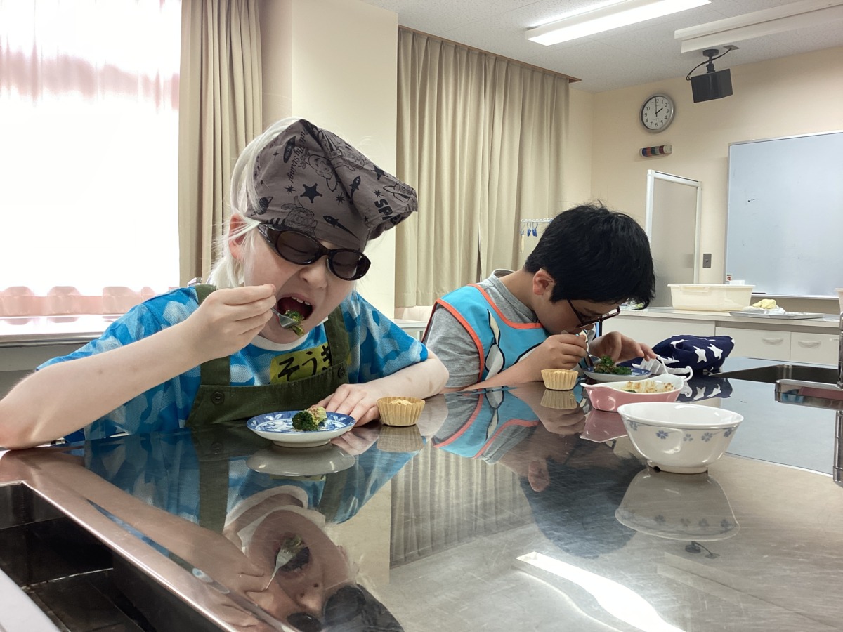 作った料理を美味しそうに食べ、「家でも作ってみたい！」という感想も聞かれました