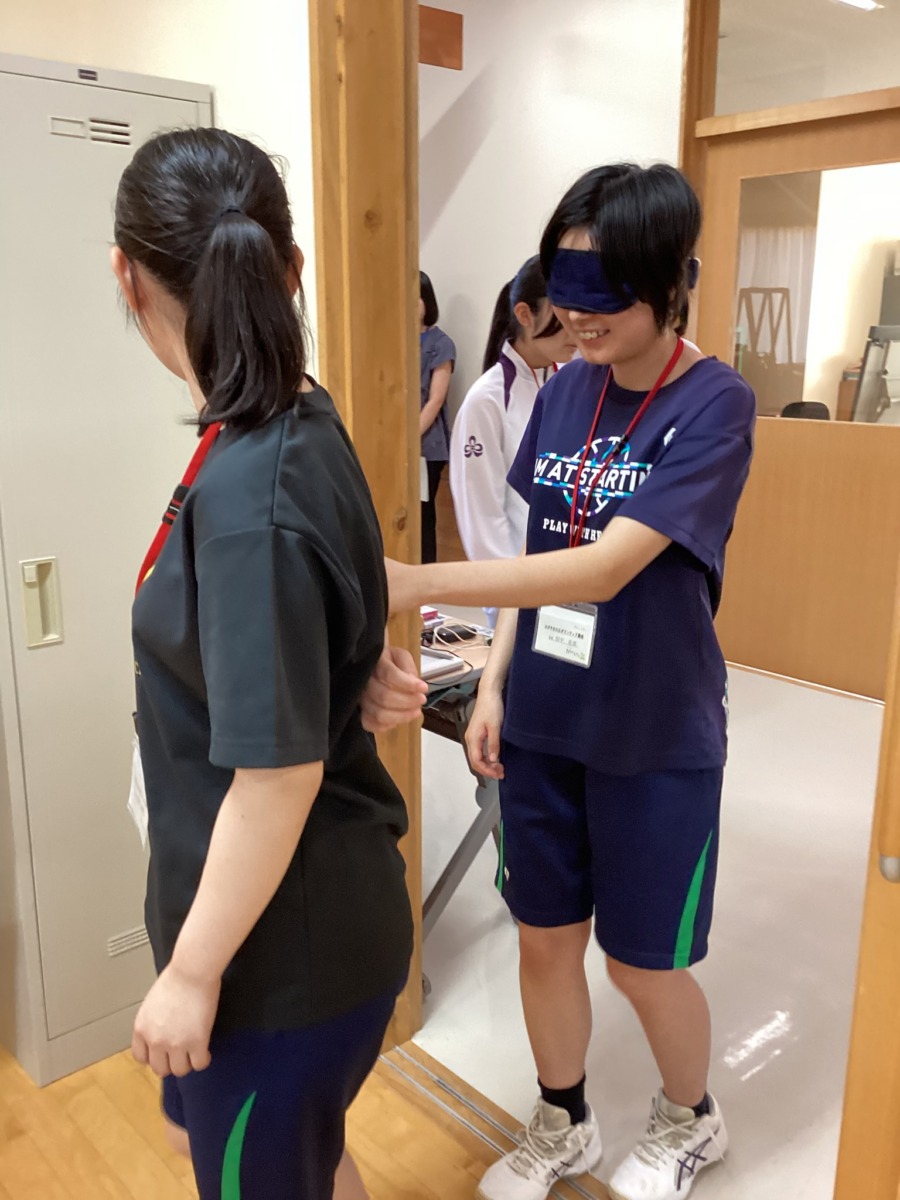 狭い場所での手引き歩行