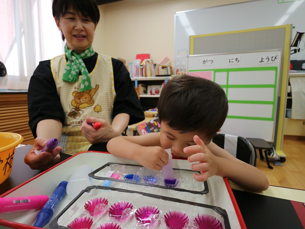 大好きな紫色の水を紙に吸わせてみよう