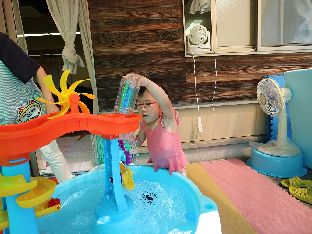 外での水遊びの様子
