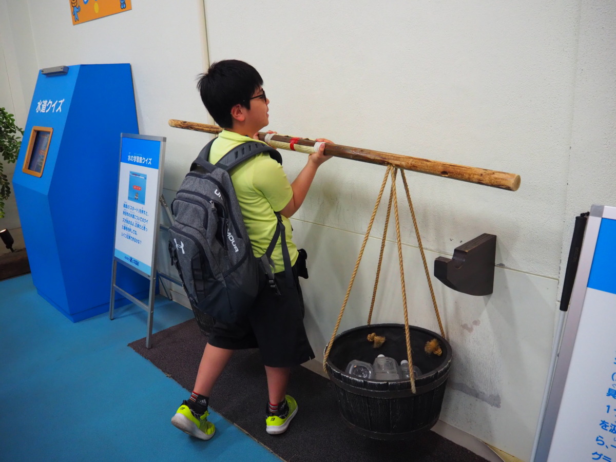 水道が通る前に使われていた水桶の重さを体験し、水道の便利さを実感