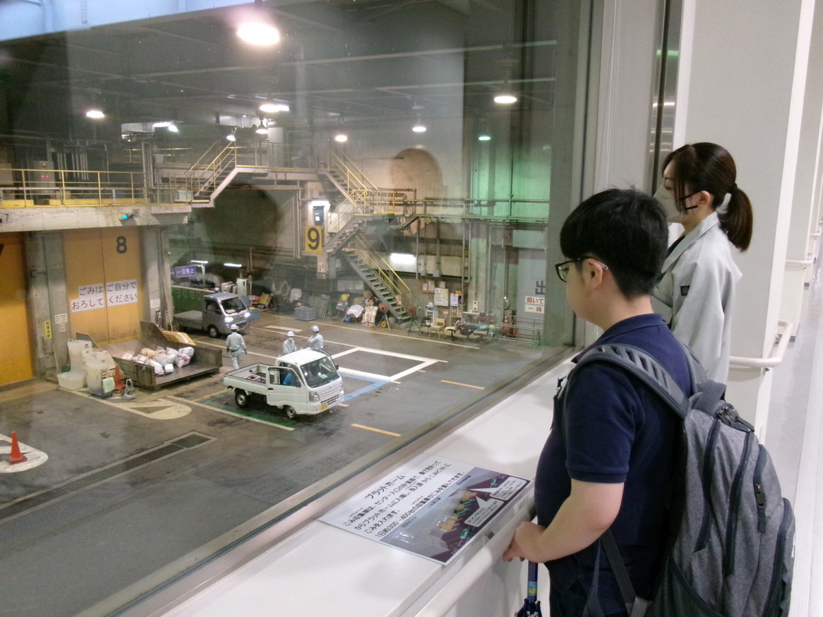 プラットフォームにごみを運んでくる車両の中には、一般の車両もありました