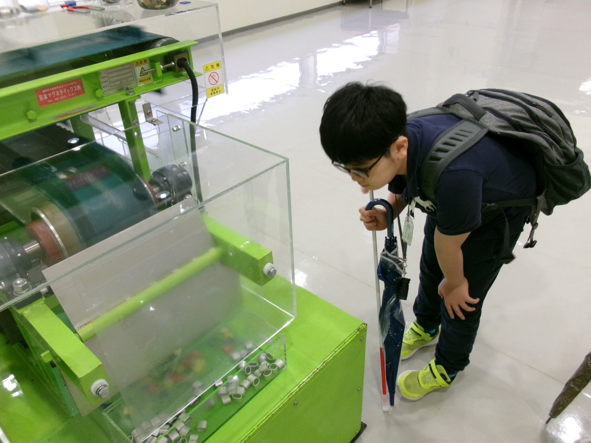 磁力や電力を利用して、鉄・アルミ・その他に分類される様子を観察